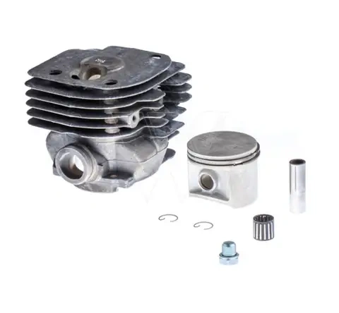 Cylinder pilarki Husqvarna 372 w układzie bocznym, z metalową głowicą, sześcioma charakterystycznymi żeberkami chłodzącymi. Obok widoczny tłok, pierścienie oraz osłona. Całość na białym tle, co podkreśla detale i kształt elementów.