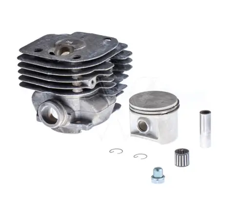 Cylinder pilarki Husqvarna 372 w układzie bocznym, z metalową głowicą, sześcioma charakterystycznymi żeberkami chłodzącymi. Obok widoczny tłok, pierścienie oraz osłona. Całość na białym tle, co podkreśla detale i kształt elementów.