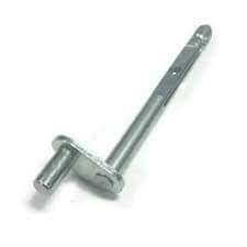 Wałek do wykaszarki Husqvarna 345FR, metalowy, z wyraźnym, cylindrycznym kształtem. Z jednej strony posiada zakrzywiony uchwyt, z drugiej gładką końcówkę. Ujęcie frontalne, na białym tle, ukazuje całość produktu bez dodatkowych detali.