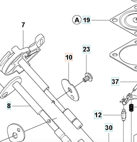 Przepustnica gaźnika do wykaszarki Husqvarna 355RX, metalowa konstrukcja w kolorze srebrnym, ukazana z boku w złożeniu. Widoczne elementy mocujące oraz detale technologiczne, w tym otwory montażowe i uszczelki. Tło proste, białe.
