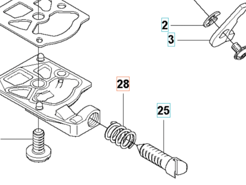 Sprężyna gaźnika do wykaszarki 355RX Husqvarna, metalowa, spirala, średniej grubości. Zbliżenie na element, leżący na płaskiej powierzchni obok mocowania. Część widoczna między dwoma innymi fragmentami, w składzie zespołu gaźnika.