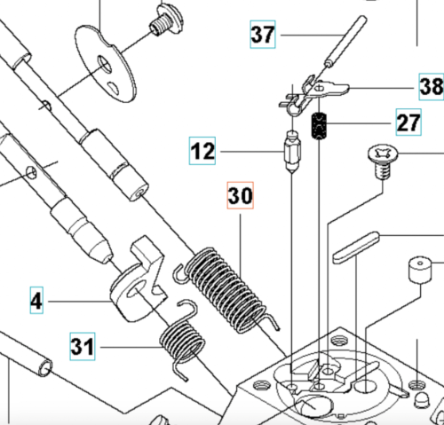 Sprężyna gaźnika do wykaszarki Husqvarna 545RX, metalowa, spirala o średnicy kilku centymetrów, widoczna w złożeniu z innymi elementami silnika. Ujęcie z boku, szczegóły mechaniczne i mocowania podkreślają jej funkcjonalność w urządzeniu.