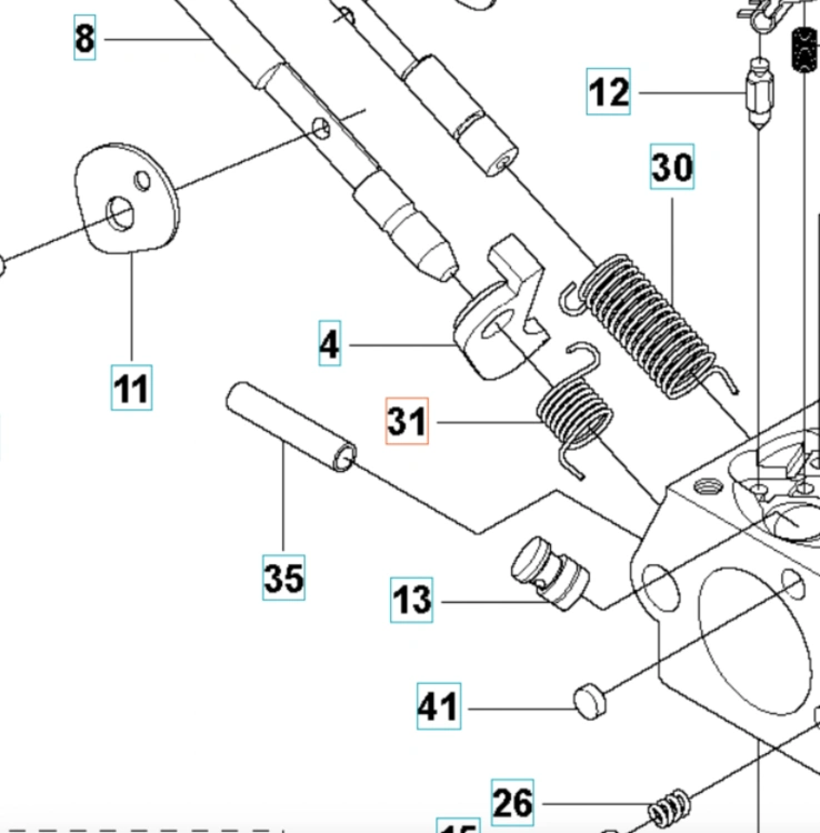 Sprężyna gaźnika wykaszarki 555FRM Husqvarna, metalowa, w formie spiralnej. Widoczna z góry, w otoczeniu elementów gaźnika. Sprężyna ma czarny kolor oraz standardowe wymiary, co wskazuje na zastosowanie w urządzeniach do pielęgnacji ogrodu.