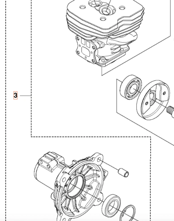 Krótki blok wykaszarki 555RXT Husqvarna, widok z boku, w rozłożeniu. W skład wchodzi element cylindryczny z otworami oraz dodatkowe części montażowe. Dominujący kolor metaliczny, widoczna tekstura powierzchni. Bez inskrypcji.