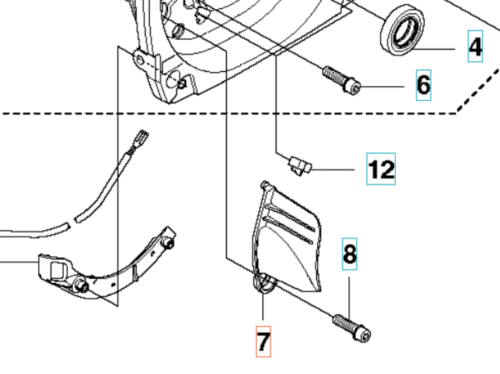 Dysza wykaszarki 555FRM Husqvarna, w kształcie smukłej, lekkiej konstrukcji, w kolorze czarnym, z widocznymi uchwytami. Ujęcie frontalne, zbliżenie na mocowanie i detale krawędzi. Obiekt na białym tle, ukazuje kluczowe elementy montażowe.