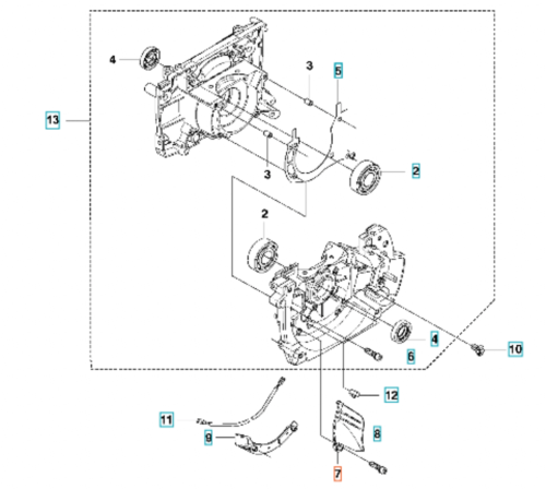 Dysza wykaszarki Husqvarna 555FRM, element w kolorze czarnym z metalowymi oraz plastikowymi detalami. Widok z przodu, produkt złożony, bez widocznych napisów. W tle biały, jednolity kolor, co podkreśla detale budowy.