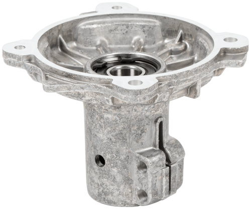 Zespół osłony sprzęgła wykaszarki 555FX Husqvarna, srebrny, wykonany z metalu, widoczny z boku. Produkt z otworami montażowymi i wyraźnymi detalami, bez logo. Prosta, czarna tekstura tła, co podkreśla jego kształt i funkcję.