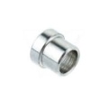 Tuleja wykaszarki 555RXT Husqvarna, metaliczna, cylindryczna, gładka, z gwintem wewnętrznym i zewnętrznym, matowa. Element mocujący narzędzia ogrodnicze, widoczny na białym tle.