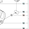 Podkładka wykaszarki 345FR Husqvarna, metalowa, cylindryczna, umieszczona na białym tle. Widok frontalny, z wyróżnionymi detalami mocowania i otworami. Kluczowa część do montażu urządzenia, widoczna w zbliżeniu z czytelnymi oznaczeniami.