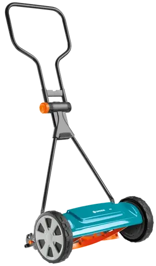 Kosiarka ręczna bębnowa Gardena Classic 400 w kolorze błękitnym z transparentnym korpusem i szarymi, pięcioma wąskimi kołami. Ujęcie frontalne, produkt stojący z widoczna rączką. Obecna regulacja wysokości cięcia, z logo Gardena.