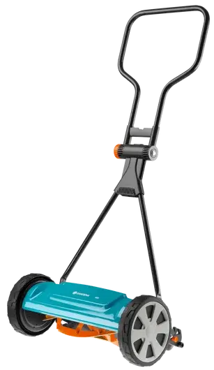 Kosiarka ręczna Gardena Classic 400, niebieska z szaro-pomarańczowymi elementami. Ergonomiczna rączka, efektywne koszenie, widoczny mechanizm tnący, duże plastikowe koła ułatwiające manewrowanie.