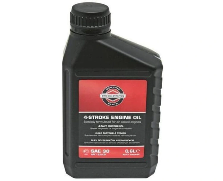 Czarny, plastikowy pojemnik o pojemności 0,6L z zakrętką, stojący. Etykieta zawiera napisy w języku angielskim i polskim, z logo Briggs & Stratton. Widoczne informacje to SAE 30 oraz OLEJ DO SILNIKÓW 4-SUWOWYCH. Matująca faktura obudowy.