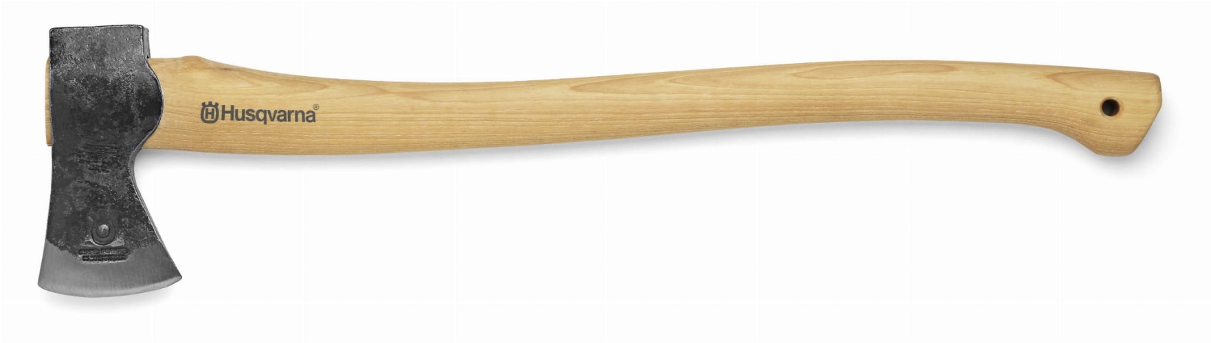 Eine Axt für die Forstarbeiten. Der Griff ist aus Hickoryholz gefertigt. Der Axtkopf ist aus hochwertigem gehärtetem Stahl hergestellt. Hersteller HUSQVARNA.