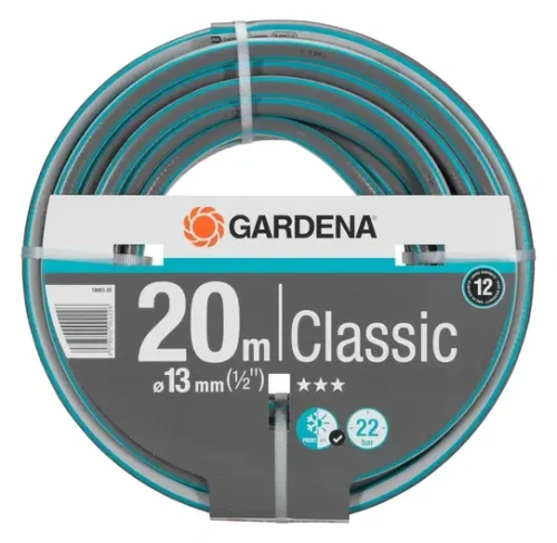 Wąż ogrodowy Gardena Classic o długości 20 m i średnicy 13 mm, zwinięty w okrąg. Kolor szary z niebieskimi akcentami. Na widocznej etykiecie informacje o długości, średnicy oraz ciśnieniu do 22 bar. Produkt stojący na jednolitym tle.