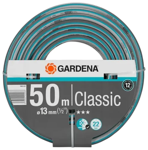 Wąż ogrodowy Classic Gardena o długości 50 m, średnicy 13 mm, w odcieniach szarości z elementami w błękicie. Zwinięty na rolce, z czytelnymi napisami i logo marki na etykiecie. Przeznaczony do nawadniania ogrodów, wytrzymałość do 22 bar.