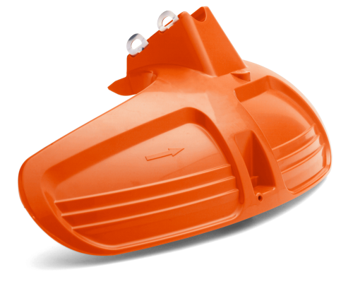 Pomarańczowa osłona wykaszarki Husqvarna 345Fxt/343R, widok z boku, zamontowana. Wykonana z tworzywa, zaokrąglona z teksturą i strzałką wskazującą kierunek pracy.