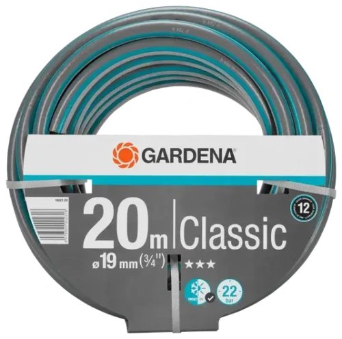 Wąż ogrodowy Gardena Classic o długości 20 m i średnicy 19 mm (3/4). Produkt przedstawiony z przodu, zwinięty. Na etykiecie widnieje logo Gardena oraz czytelny napis 20 m Classic. Tło jednolite, bez elementów zakłócających.