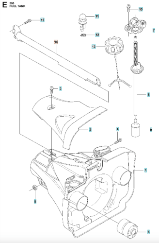 Osłona instalacji elektrycznej wykaszarki 355Fx Husqvarna w kolorze czarnym, z matową fakturą. Widoczna od góry, z zamontowanym korkiem zbiornika paliwa w centralnym punkcie. Z boku widać cieńsze elementy mocujące. Tło białe.