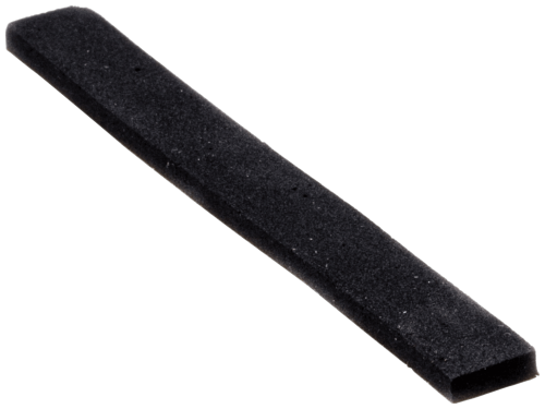 Uszczelka wykaszarki 345Fxt Husqvarna w kolorze czarnym, wykonana z gąbki. Przedstawiona z boku w poziomie, o prostokątnym kształcie i gładkiej powierzchni. Zakończenia są lekko zaokrąglone. Idealna do montażu w narzędziach ogrodniczych.