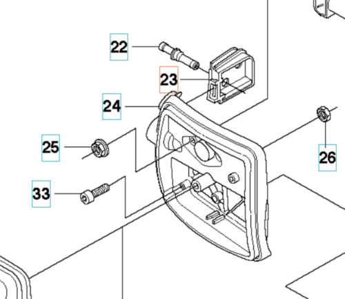 Rysunek techniczny przedstawiający elementy montażowe pierścienia uszczelniającego wykaszarki Husqvarna 345FXT. Widać zdejmowaną obudowę z oznaczeniami części, widoczne detale, takie jak otwory na mocowanie i gwinty. Tło jest proste, białe.