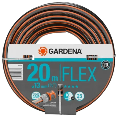 Wąż ogrodowy Comfort Flex o długości 20 m, średnicy 13 mm, w kolorze czarno-pomarańczowym. Widok z przodu, w pozycji zwiniętej, z czytelnym napisem „20 m FLEX” i logo Gardena. Elementy mocujące widoczne na końcach węża.