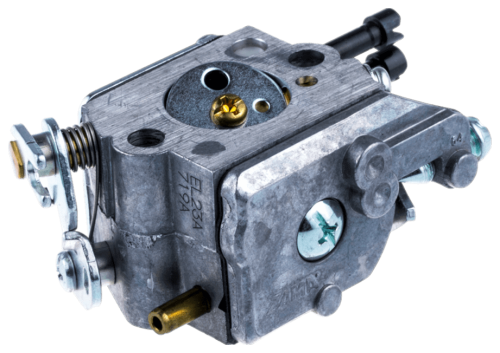 Gaźnik wykaszarki 345Fxt Husqvarna w kolorze srebrnym, metalowy, o prostokątnym kształcie, widoczny z boku. Zawiera złoty element w górnej części, obok sprężynę oraz kilka przyłączeń. Otwarte mocowanie w dolnej części.