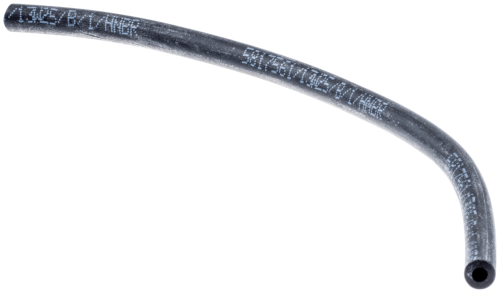 Przewód paliwa do wykaszarki Husqvarna 345Fxt, czarny, gładki, zakrzywiony na końcu, z widocznymi napisami w jasnym kolorze. Produkt leży na ciemnym tle, eksponując jego kształt i detale. Wymiary nieokreślone.