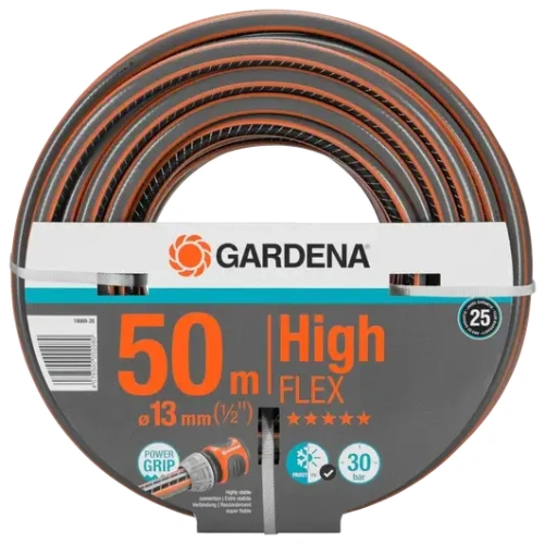 Wąż ogrodowy Gardena Comfort HighFlex o długości 50 m i średnicy 13 mm, zwinięty na stojaku. Szary z pomarańczowymi akcentami, oznaczenie 50 m i logo Gardena na etykiecie. Obsługuje ciśnienie do 30 barów, wyposażony w system Power Grip.