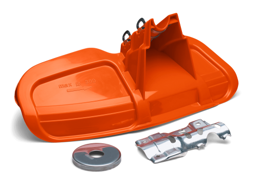 Osłona tarczy wykaszarki 345Fxt Husqvarna w intensywnym pomarańczowym kolorze z matową powierzchnią. Ujęcie z boku pokazuje ostrożnie wyprofilowaną krawędź oraz otwory mocujące. Obok widoczny metalowy element oraz okrągła odlona.