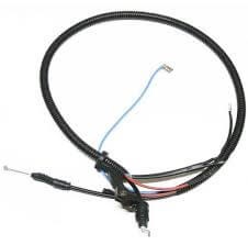 Instalacja elektryczna kosy Husqvarna 345Fxt z czarnym oplotem, w układzie z trzema przewodami (czerwonym, niebieskim i czarnym). Produkt widoczny w zbliżeniu, hiszpanka z widocznym końcem montażowym i funkcjonalnymi detalami.