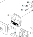 Filtr powietrza do wykaszarki Husqvarna 345Fxt, widoczny z boku, umieszczony na białym tle. Czarna obudowa z teksturą matową, wyraźnie oznakowana numerami części. Otwory na mocowania oraz ząbkowane krawędzie widoczne w detalach konstrukcyjnych.