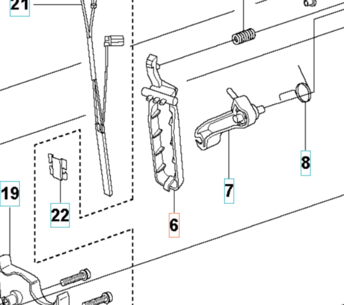 Blokada dźwigni gazu wykaszarki Husqvarna 355Fxt, wykonana z wytrzymałego materiału, w kolorze czarnym, o ergonomicznym kształcie. Ujęcie z boku, pokazujące detale mocowania oraz miejsce na dźwignię. Tło neutralne, podkreślające produkt.