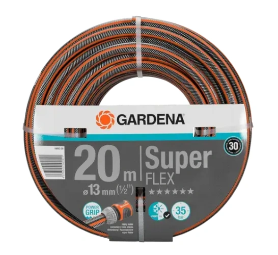 Wąż ogrodowy Gardena Premium SuperFlex 20 m, 13 mm (1/2), zwinięty na białym tle. Opakowanie z logo Gardena i informacjami. Kąt frontalny, pokazujący cały produkt i detale.