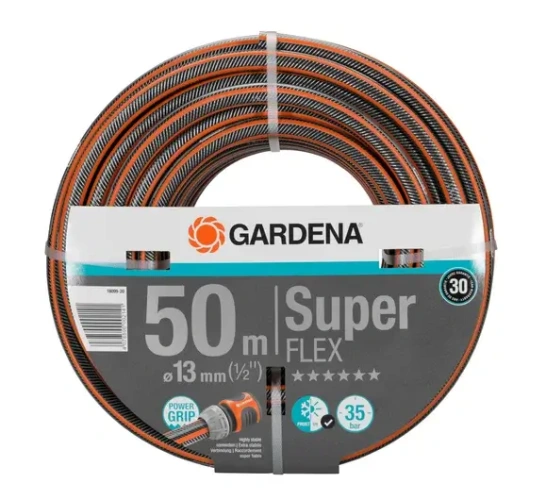 Wąż ogrodowy Gardena Premium SuperFlex o długości 50 m i średnicy 13 mm (½). Ułożony w formie rolki, widoczny z przodu, z czytelnym oznaczeniem 50 m i logo Gardena. Kolor głównie czarny z pomarańczowymi akcentami.
