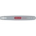 Prowadnica 18”, w kolorze szarym, wykonana z metalu, z widocznym czerwonym logo OREGON oraz napisem AdvanceCut. Ujęcie frontalne, produkt leży na jednolitym tle. Wymiary oraz otwory montażowe są widoczne.