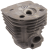 Cylinder kompletny do pilarki Husqvarna 51/55, w kolorze szarym, z metalową fakturą. Z boku widoczna charakterystyczna forma, z kilkoma żeberkami. Ujęcie z góry, ukazujące otwór montażowy i gwint. Brak dekoracji i dodatkowych elementów.