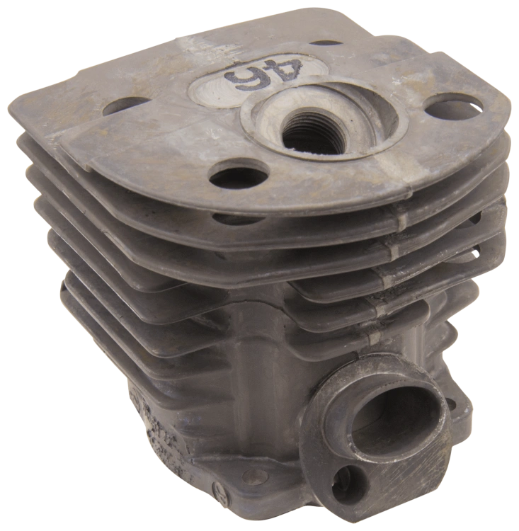 Cylinder kompletny do pilarki Husqvarna 51/55, w kolorze szarym, z metalową fakturą. Z boku widoczna charakterystyczna forma, z kilkoma żeberkami. Ujęcie z góry, ukazujące otwór montażowy i gwint. Brak dekoracji i dodatkowych elementów.