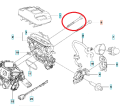Śruba podstawy filtra pilarki Husqvarna 545, 550XP, metalowa, anodowana, prosta, z gwintem. Ujęcie z góry, w centralnej części schematu, otoczona innymi elementami silnika. Widoczne numery katalogowe. Szara stal, standardowy kształt.