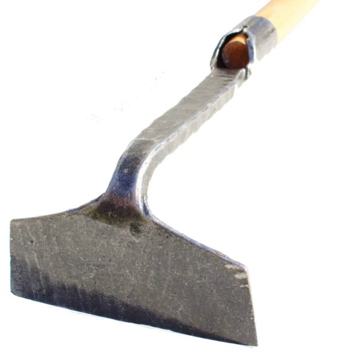 Kuta haczka z jesionowym trzonkiem w zbliżeniu, ze stalowym, matowym ostrzem w kształcie trójkąta. Trzonek drewniany, jasny, o naturalnej teksturze, zakończony metalowym uchwytem. Idealna do prac ogrodowych i pielęgnacyjnych.