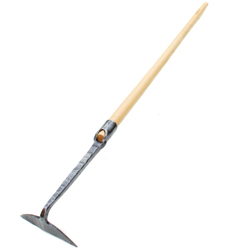 Kuta półksiężycowa haczka z metalowym ostrzem w szarym kolorze i jasnym, gładkim trzonkiem z jesionu, leżąca na białym tle, widoczna z boku. Brak widocznych wymiarów i napisów.