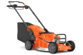 Kosiarka akumulatorowa Husqvarna LC551iV pomarańczowa z dużymi czarnymi kołami i pojemnikiem na trawę, prosty ergonomiczny uchwyt z czytelnymi przyciskami i napisami.