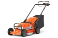 Pomarańczowa kosiarka akumulatorowa Husqvarna LC551iV, widok z boku. Stalowa obudowa, duża rączka, koła 20 cm, plecak na trawę. Widoczne logo i elementy mechaniczne na czarnym tle.