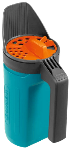 Siewnik ręczny S Gardena w kolorze błękitnym z szarym uchwytem. Produkt widoczny z boku, z otwartą pokrywką. Pomarańczowy mechanizm do siewu oraz otwory na górze do precyzyjnego wysiewania nasion. Ergonomiczny kształt dla wygody trzymania.