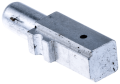 Cylinder tłoka pompy do pilarek 545/550XP/550XPG o kolorze srebrnym, wykonany z metalu, prostokątny kształt z zaokrąglonym końcem. Zbliżenie, produkt leży na jednolitym tle. Widoczne otwory do mocowania.