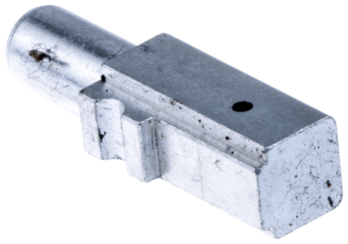 Cylinder tłoka pompy do pilarek 545/550XP/550XPG o kolorze srebrnym, wykonany z metalu, prostokątny kształt z zaokrąglonym końcem. Zbliżenie, produkt leży na jednolitym tle. Widoczne otwory do mocowania.