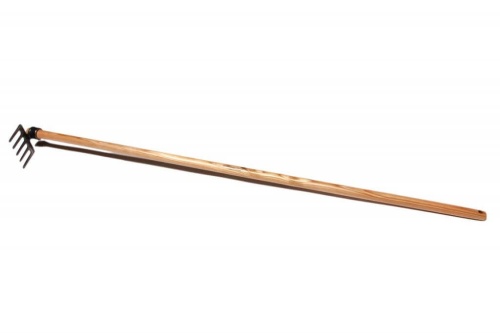 Motyczka 5-zębowa Krumpholz z jesionowym styliskiem, w poziomej pozycji na białym tle. Widoczna metalowa głowica z pięcioma zębami o czarnej powierzchni, pasująca do pracy w ogrodzie, z długim, jasnym styliskiem o naturalnej fakturze drewna.