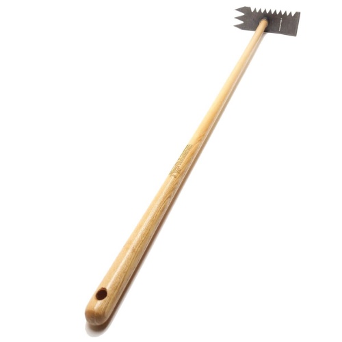 Motyczka uniwersalna z jesionowym trzonkiem o długości 130 cm. Narzędzie ma metalową głowicę z ząbkowanym krawędzią. Ujęcie z boku, trzonek prosto w pionie, na białym tle. Widoczna faktura drewna oraz wyraźne oznaczenia na trzonku.