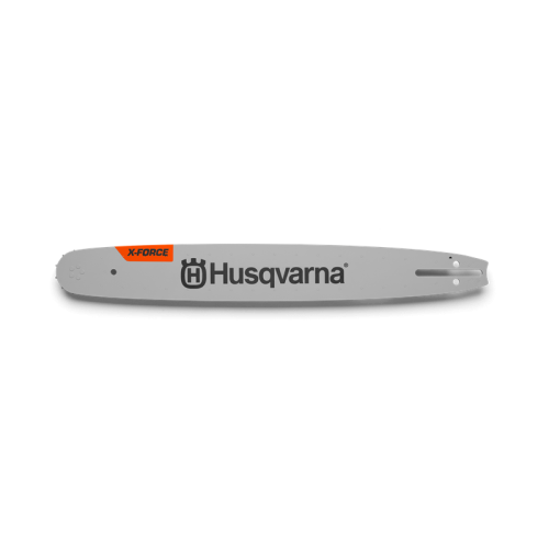 Prowadnica Husqvarna X-force 15” o grubości 1,3 mm i długości 64 DL. Wykonana z metalowego materiału w kolorze szarym z wyraźnym logo Husqvarna. Ujęcie frontalne, produkt leżący, na białym tle.