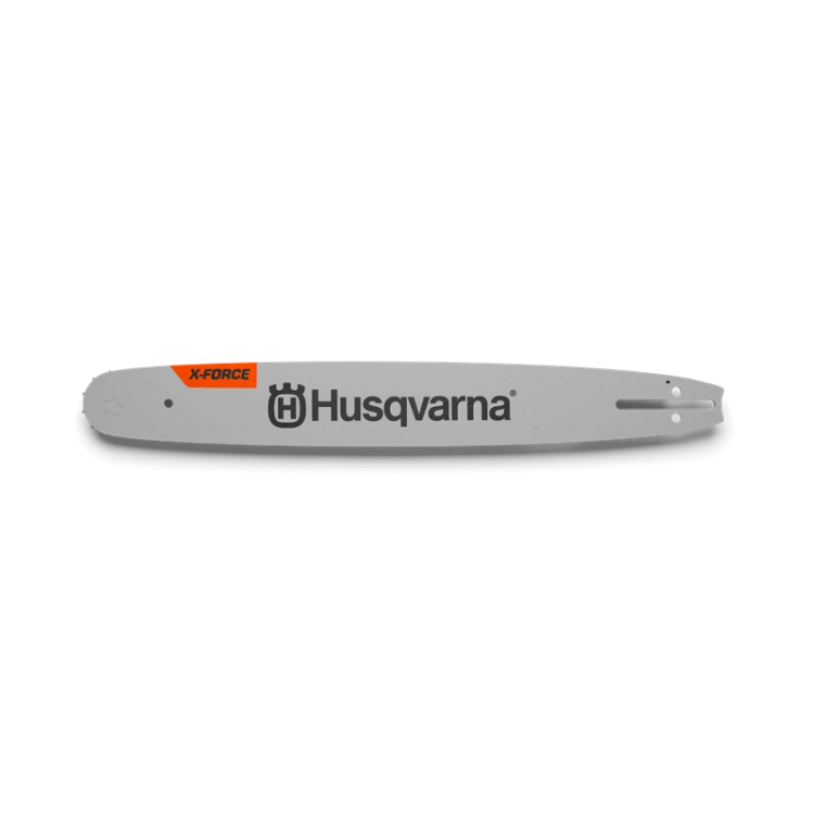 Prowadnica Husqvarna X-force 15” o grubości 1,3 mm i długości 64 DL. Wykonana z metalowego materiału w kolorze szarym z wyraźnym logo Husqvarna. Ujęcie frontalne, produkt leżący, na białym tle.