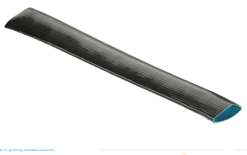 Wąż płaski 50 mm (2), długość 50 m, w kolorze czarnym z błękitnym wykończeniem. Ułożony w prostej pozycji, z widoczną teksturą powierzchni. Na jasnym tle, bez dodatkowych elementów, idealny do zastosowań w ogrodnictwie lub budownictwie.